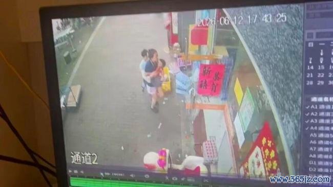 3岁男童被小区大堂大理石桌砸中身一火